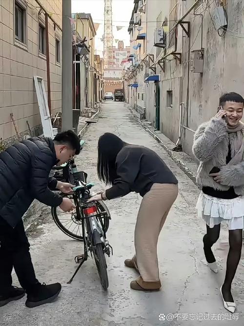 女摊贩紧拽城管大腿,女摊贩紧拽城管大腿的视频