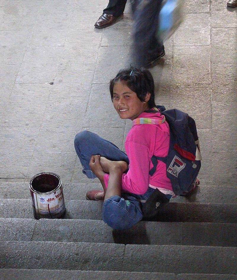 带不同小孩地铁乞讨,地铁带两个小孩